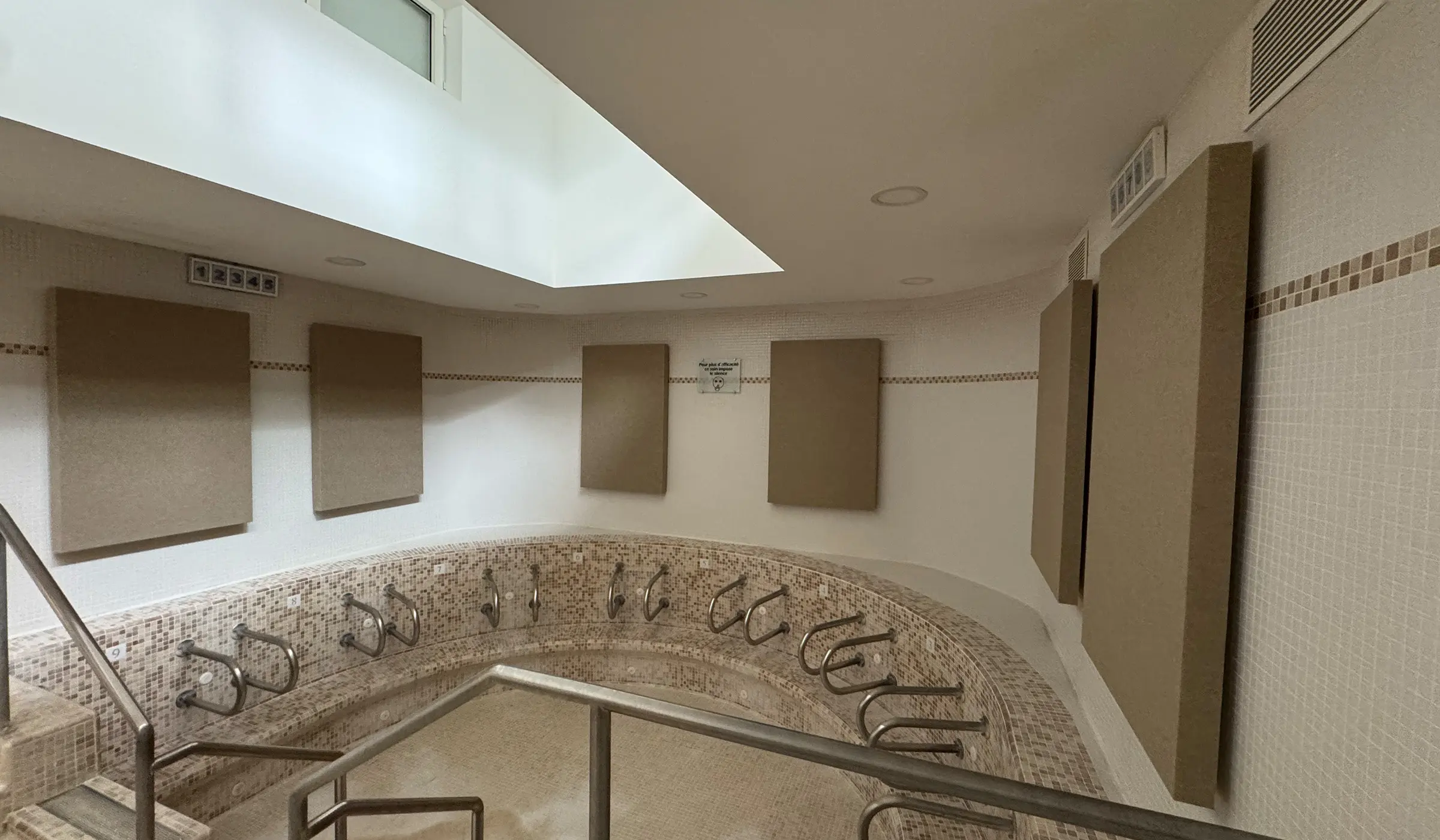 Traitement acoustique du bassin circulaire à la Chaîne thermale de Lamalou par Xyle