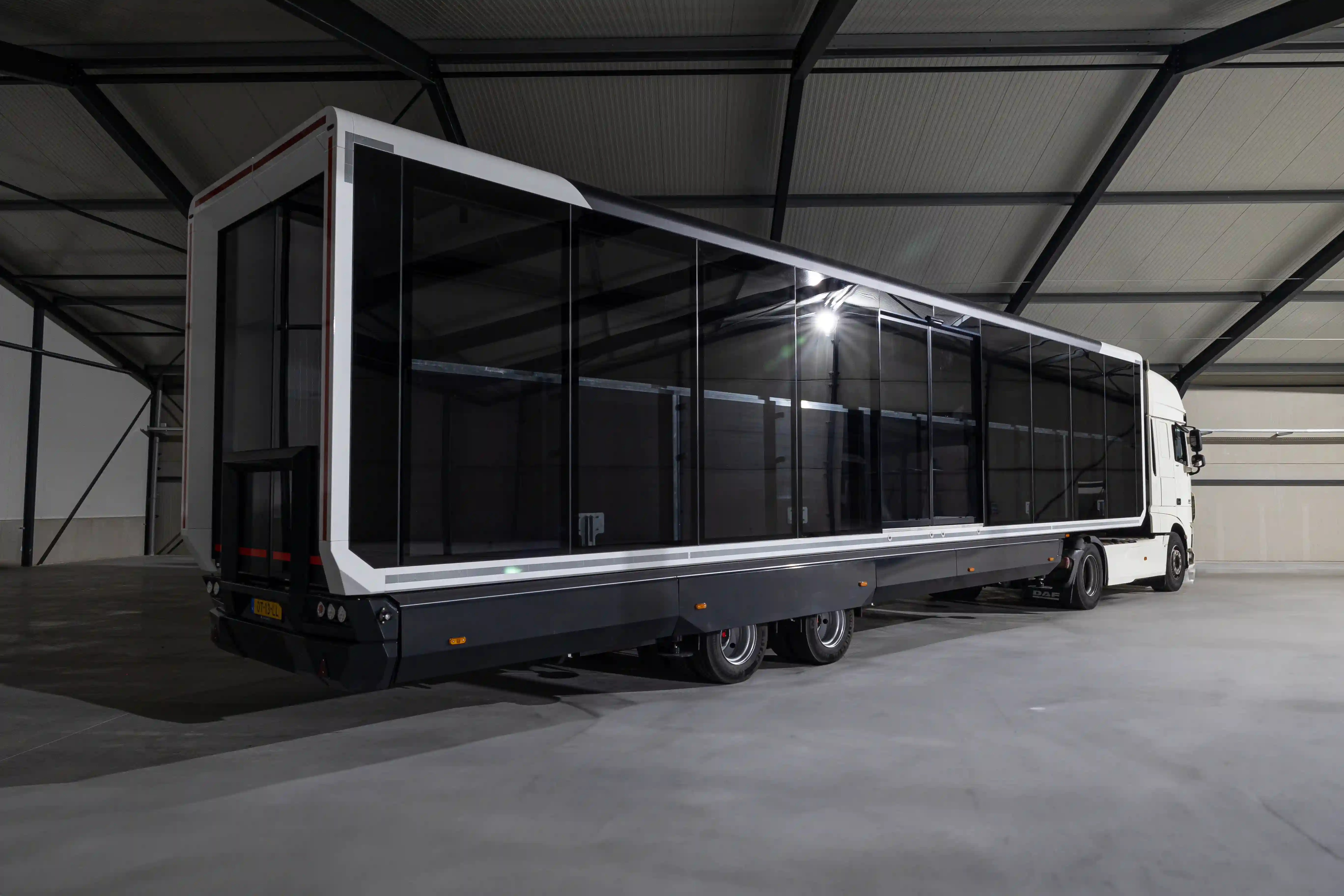 Trailer Expandable con cristal de primera calidad y soporte de transporte.