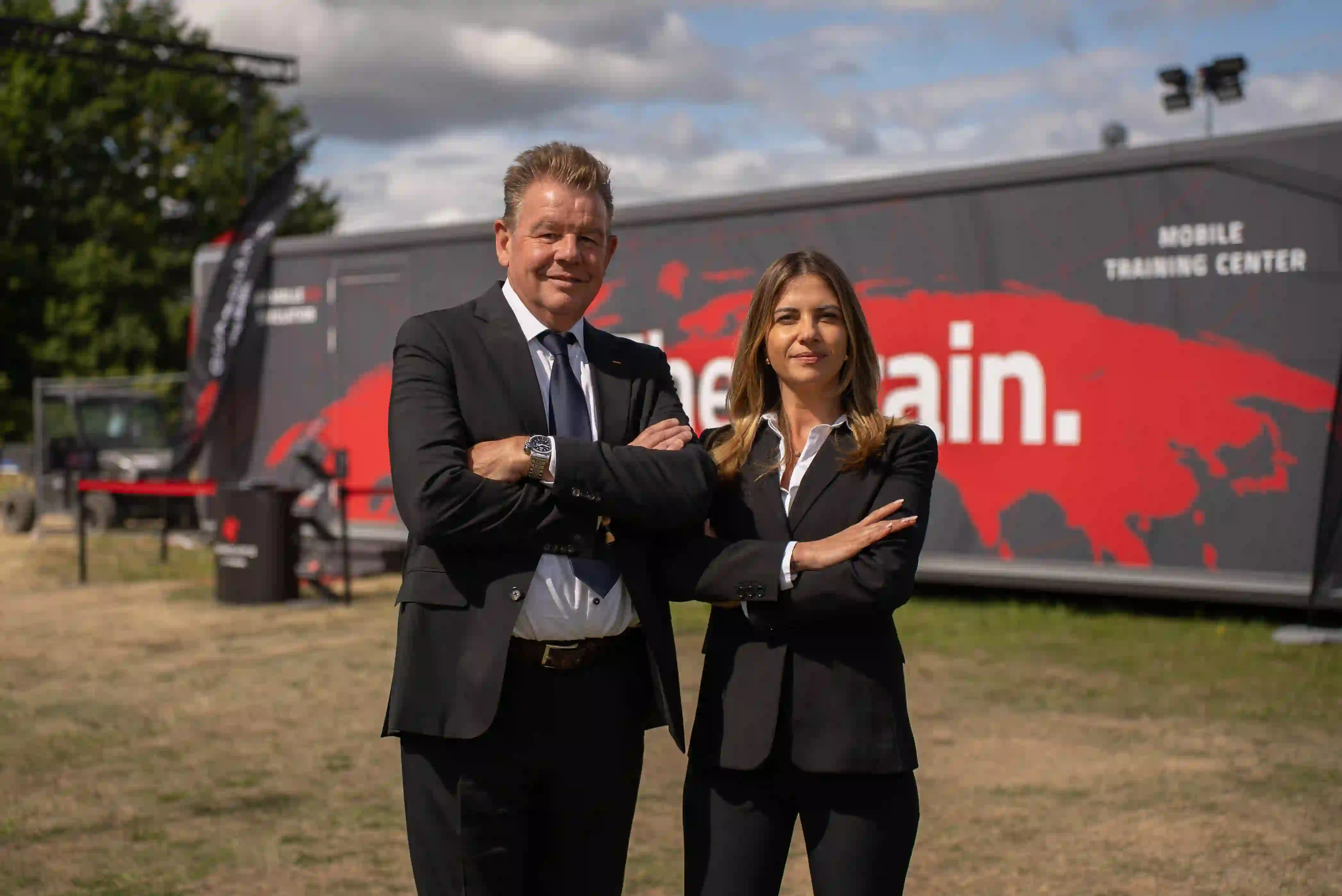 Kim et Richard debout devant le centre d'entraînement mobile Guardiaris propulsé par l'Expandable Touchdown 