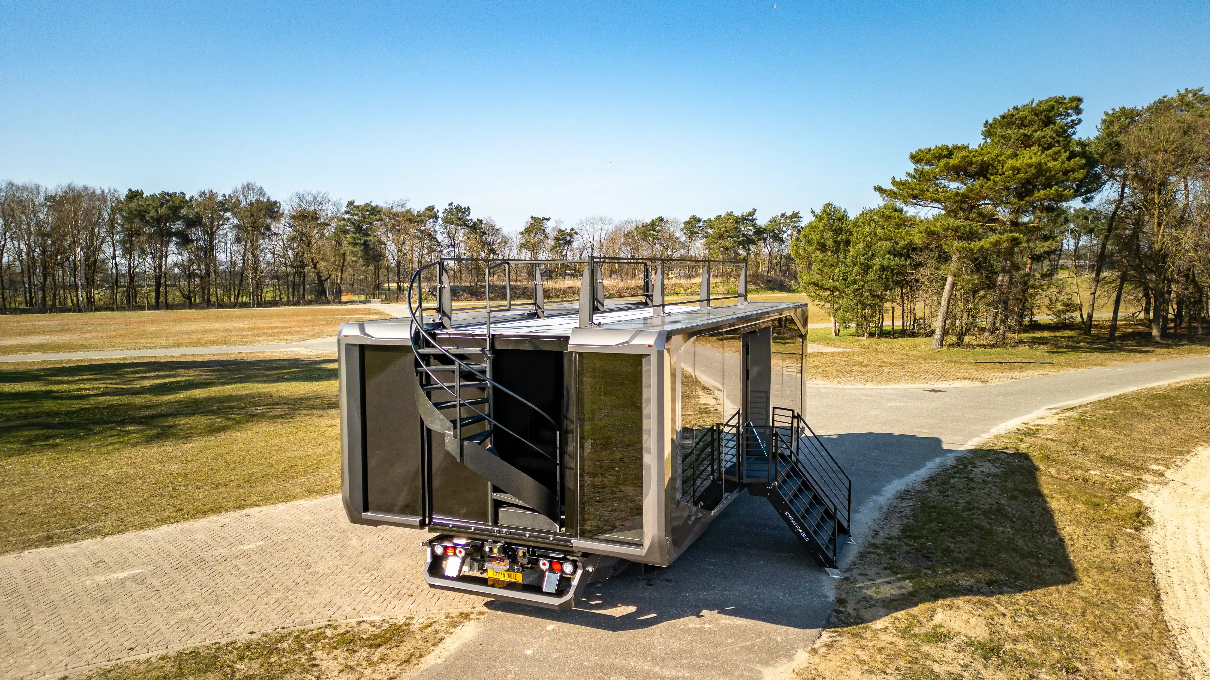 Haar- und Schmink-Trailer aus der Sicht von außen