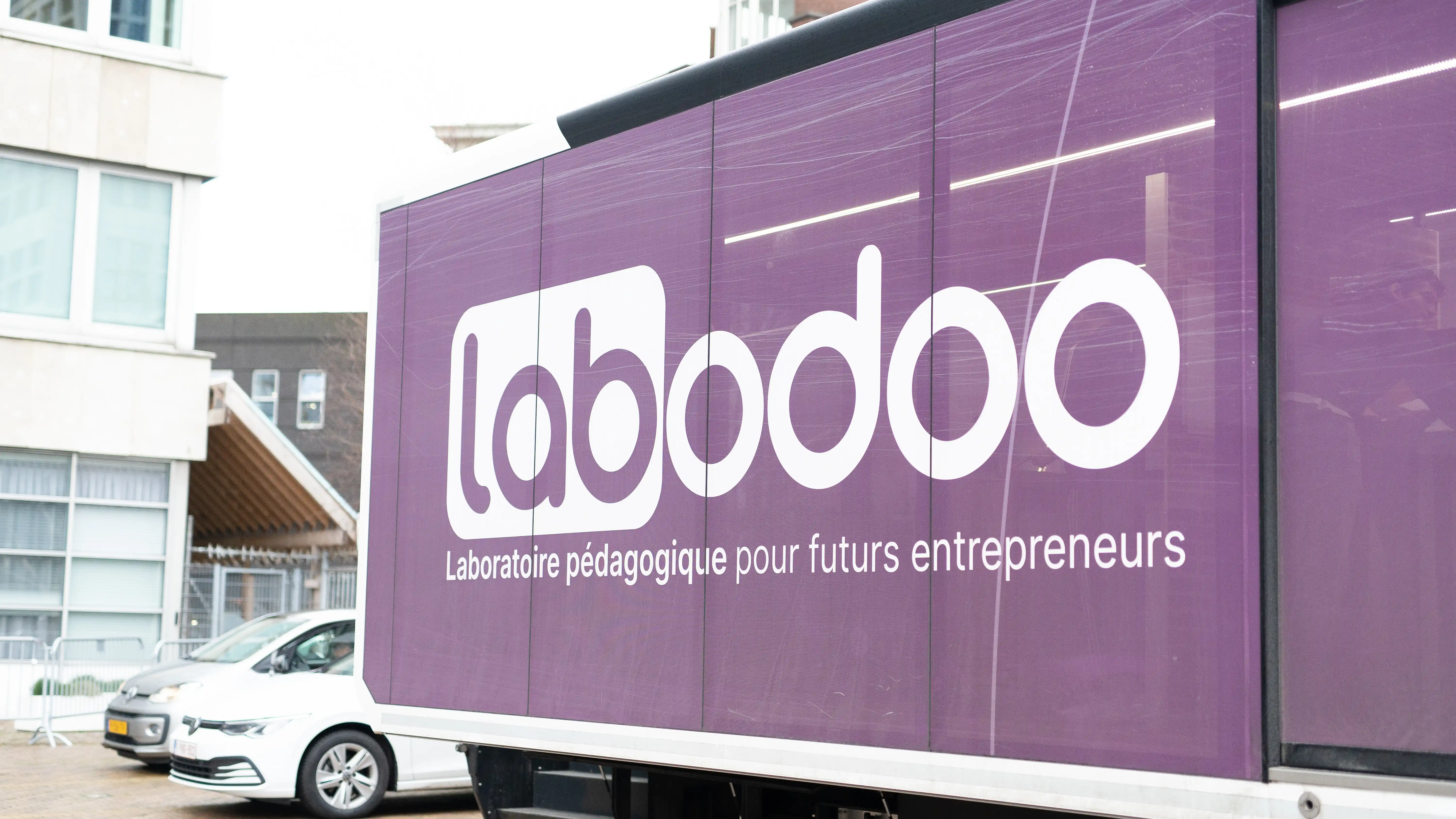 Exterior de laboratorio de computación móvil ampliable en los Países Bajos