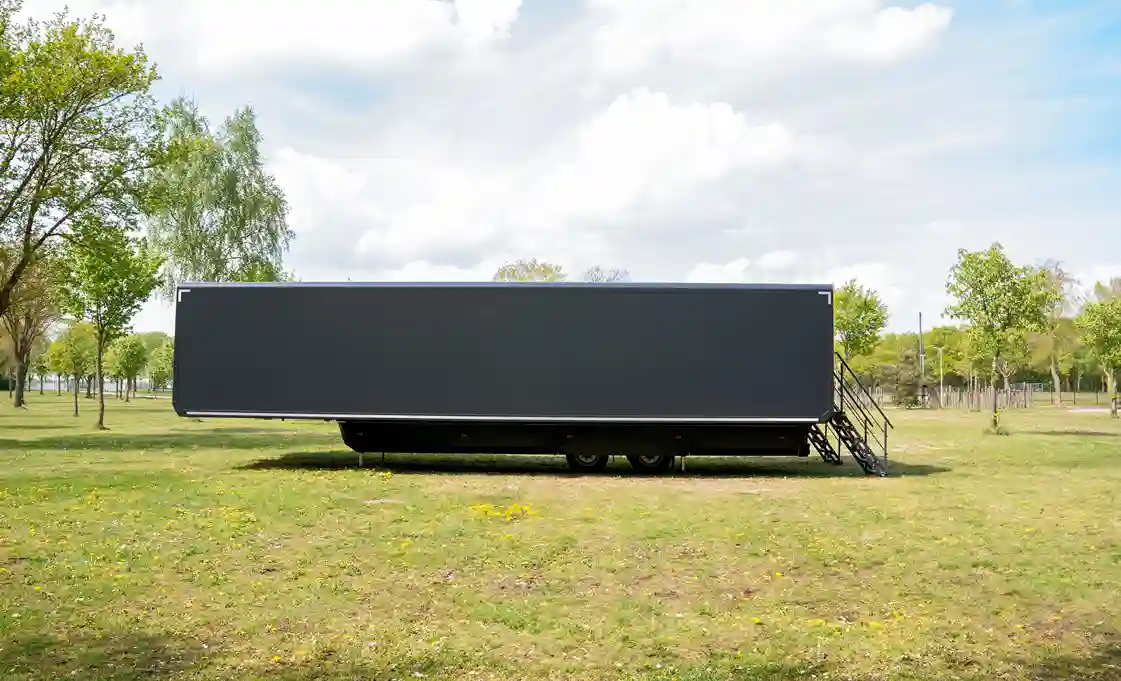 Biblioteca móvil ampliable con estanterías y áreas de lectura para comunidades