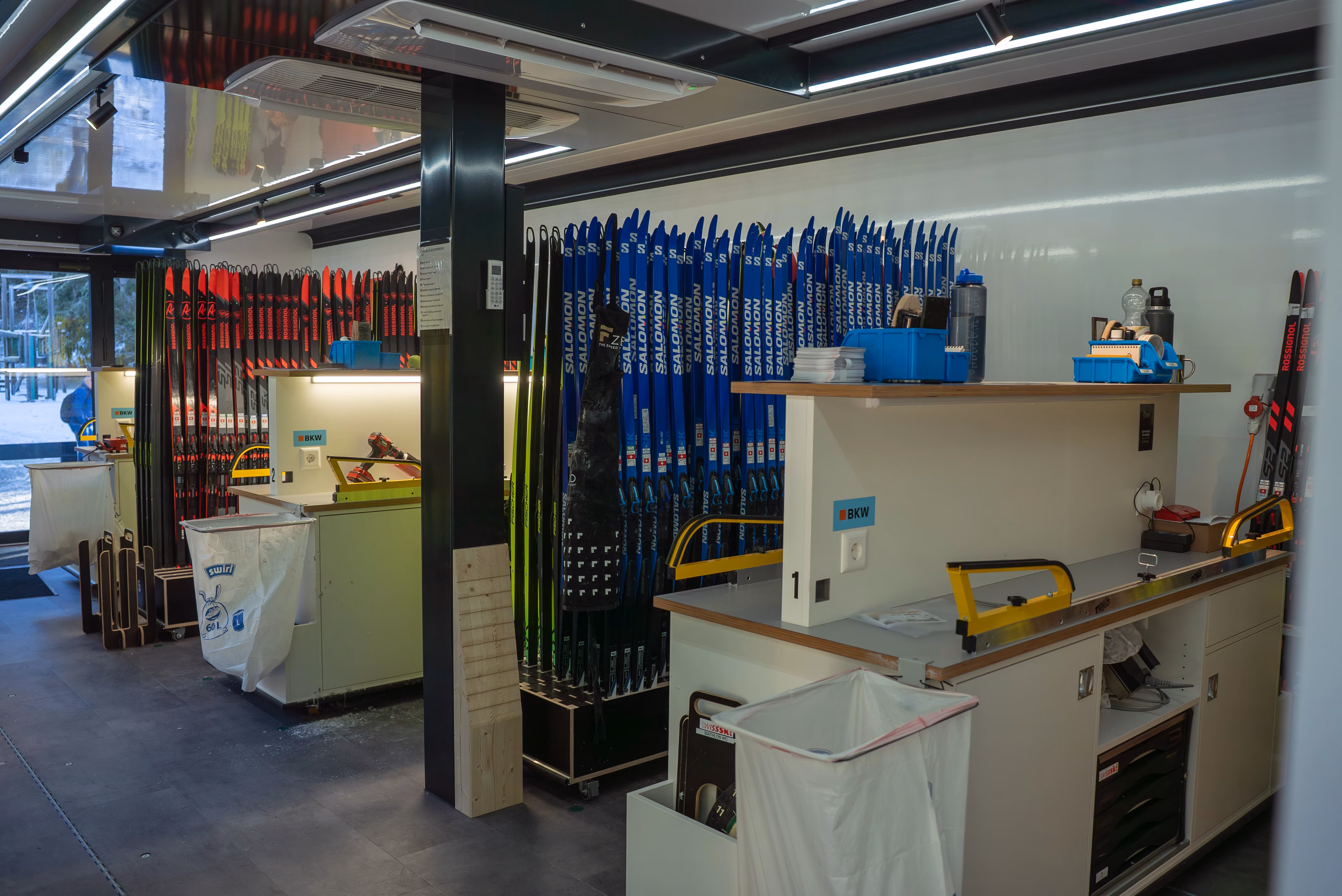 Inside and Expandable Ski Wax Trailer