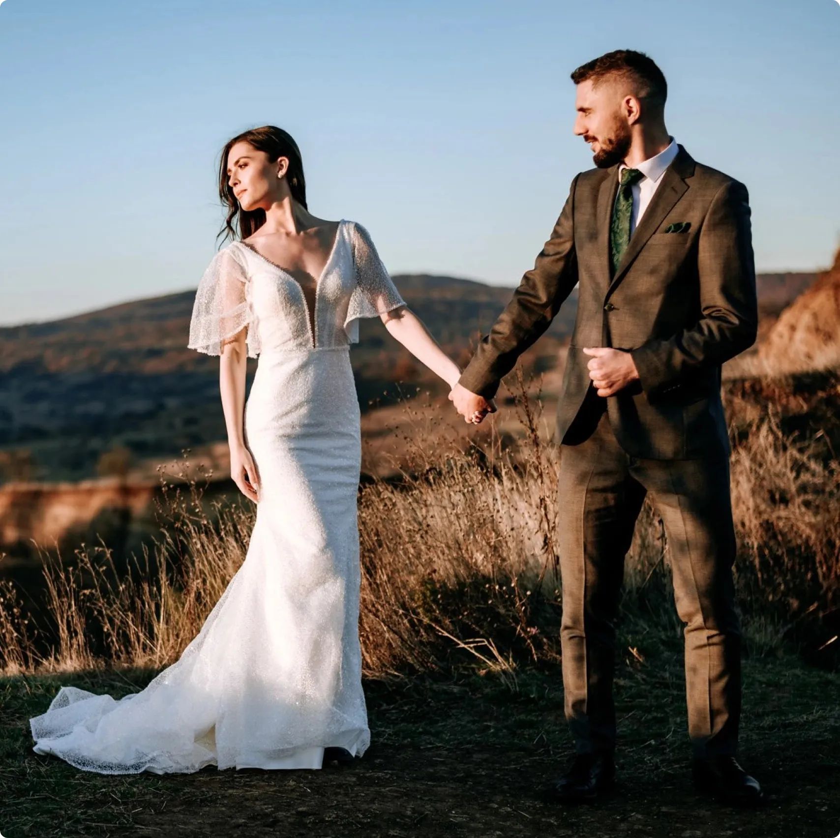 imagine cu doi tineri casatoriti care se tin de mana