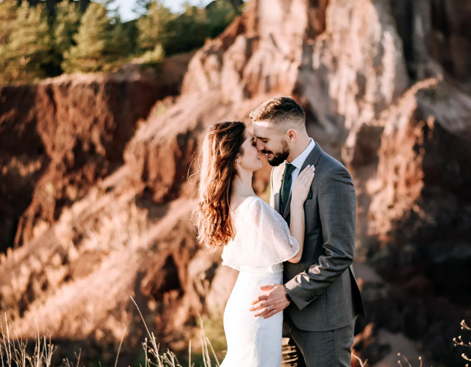 imagine cu doi tineri casatoriti care se tin imbratisati

