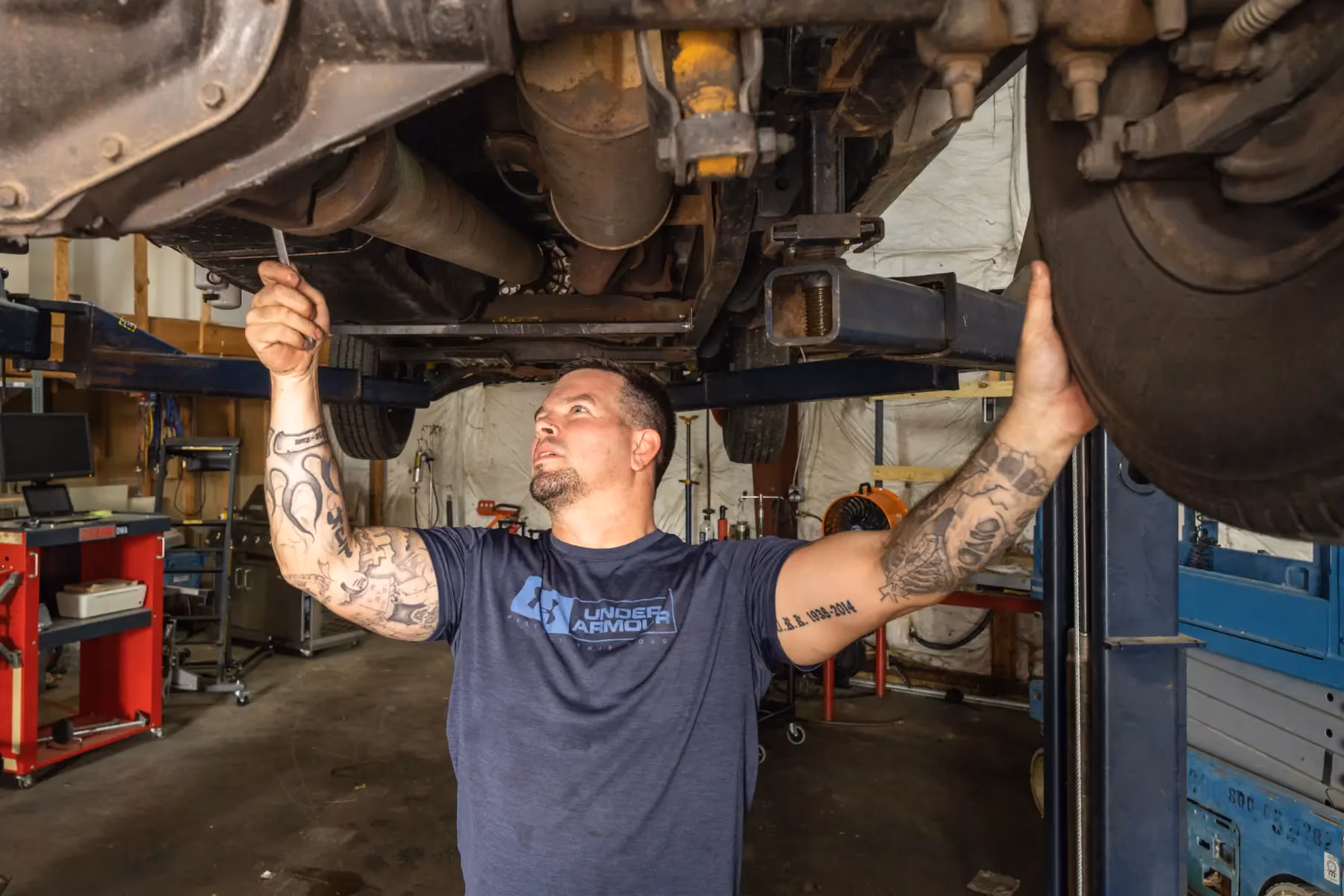 Diesel mechanic providing hydraulic cylinder repair in Fredericksburg, Virginia