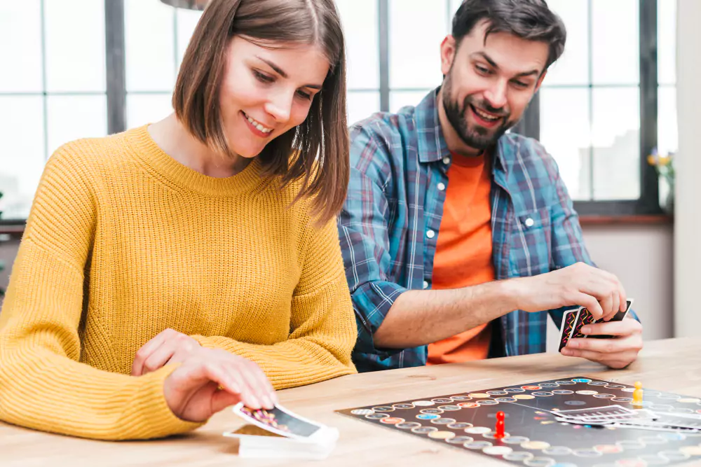 Marito e moglie felici che giocano al gioco dei biglietti da visita
