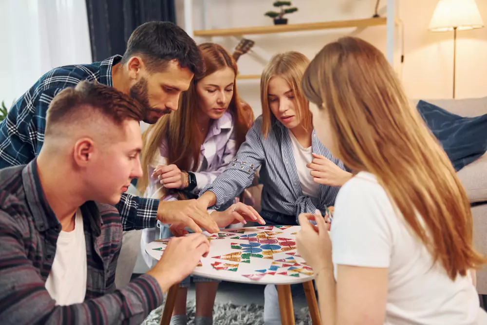 Giocare a un gioco intelligente Un gruppo di amici fa festa insieme al chiuso