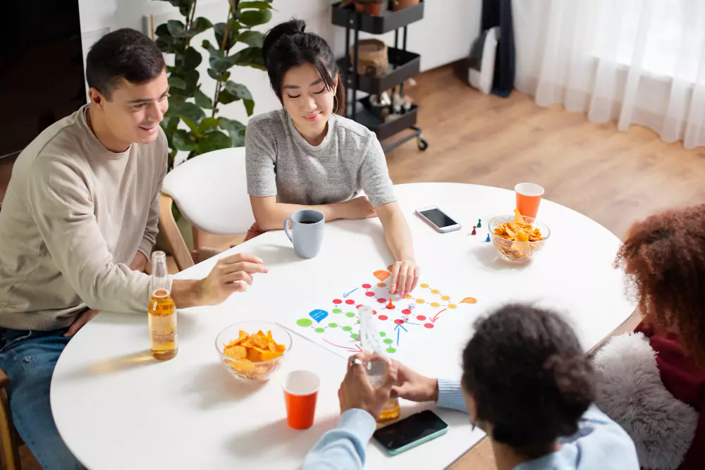 Amici che si divertono con i giochi tradizionali