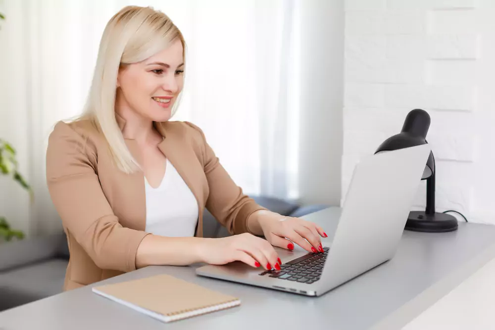 Ritratto di una donna di mezza età felice e competente che redige un curriculum di contabilità