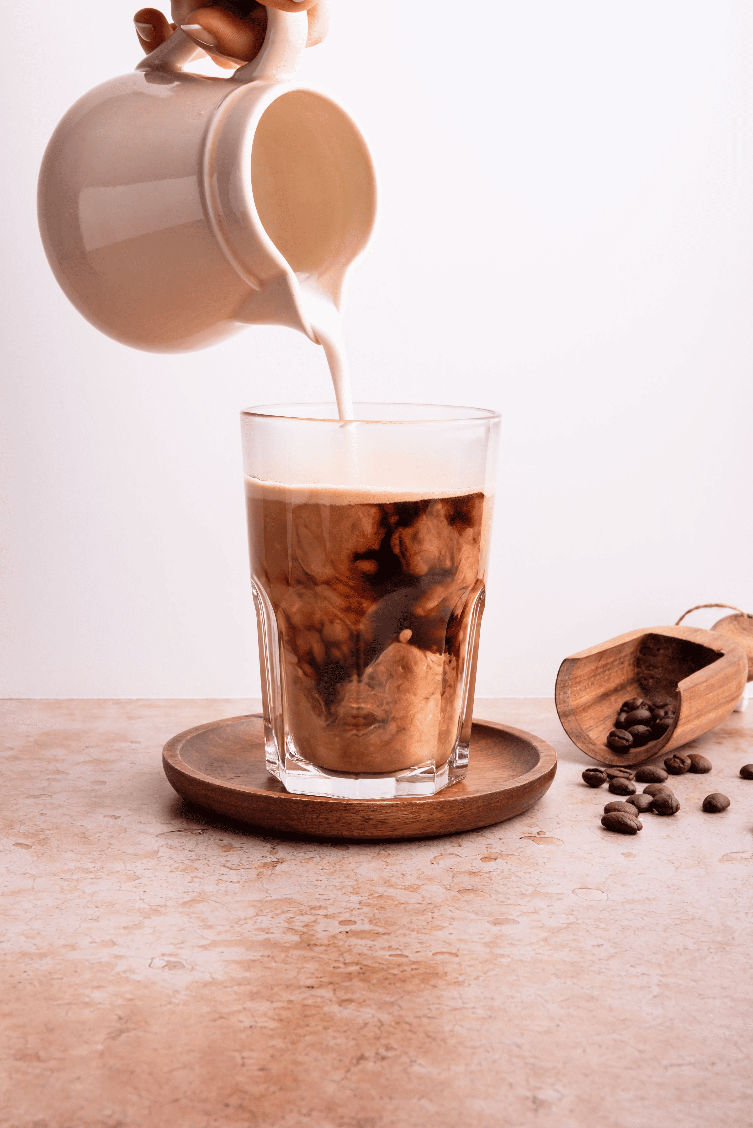 Nous voyons un café dans lequel du lait est versé.