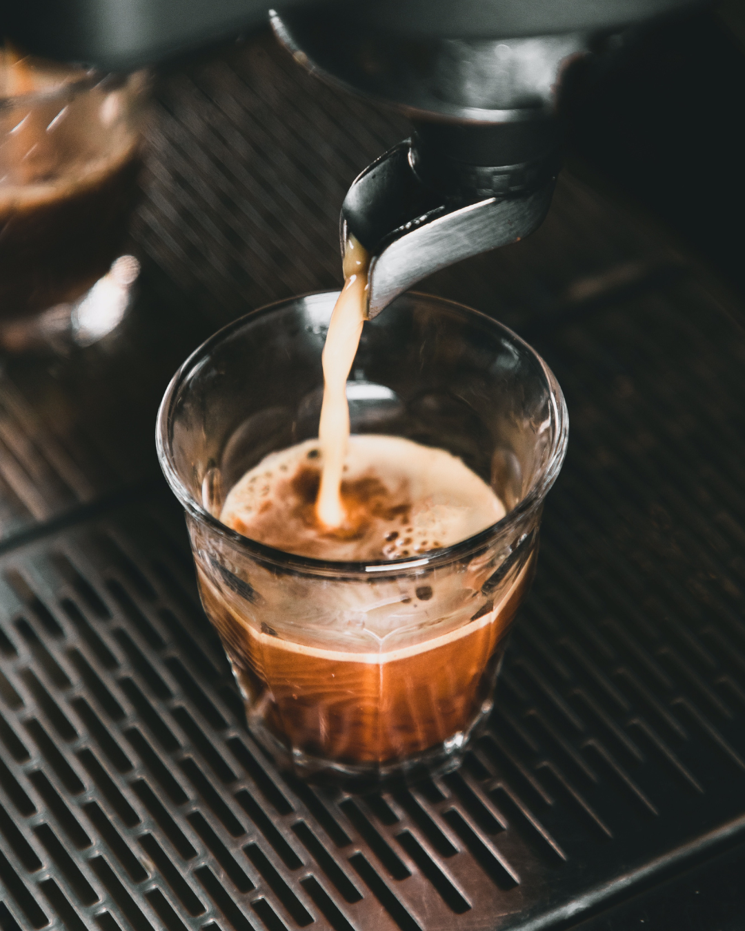 Nous pouvons voir un café couler