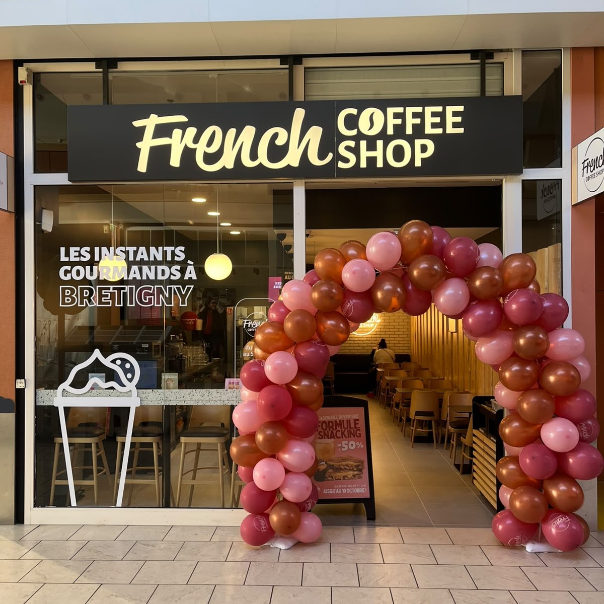 Nous pouvons voir la devanture du coffee lors de l'ouverture