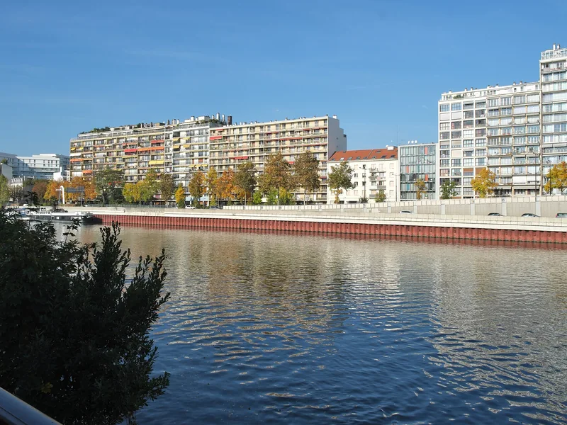 Immeubles d'habitation alignés sur le quai de Stalingrad, face à la Seine, à Boulogne-Billancourt