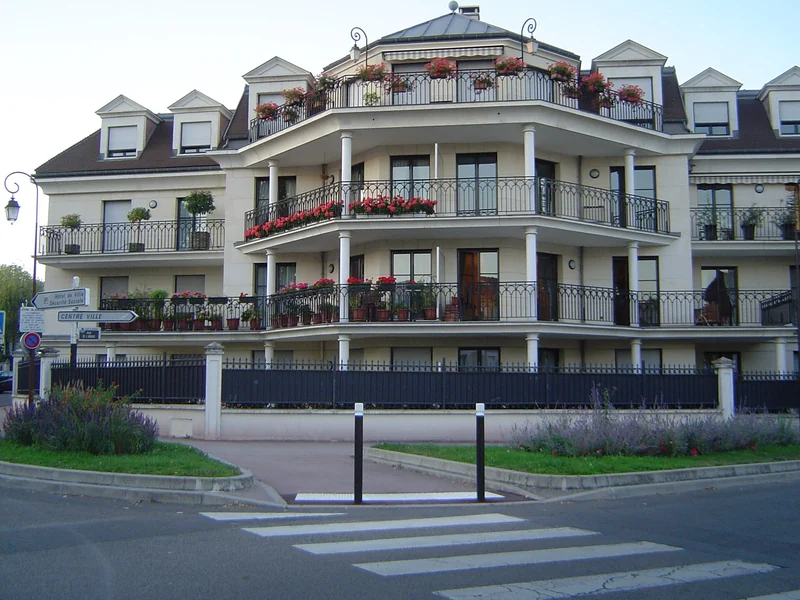 Résidence à balcons fleuris au coin de la rue de l'Abbaye à Antony
