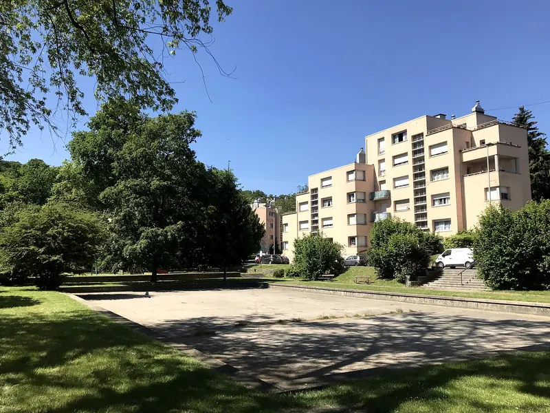 Immeubles clairs de la cité-jardin de la Butte-Rouge parmi les arbres à Châtenay-Malabry