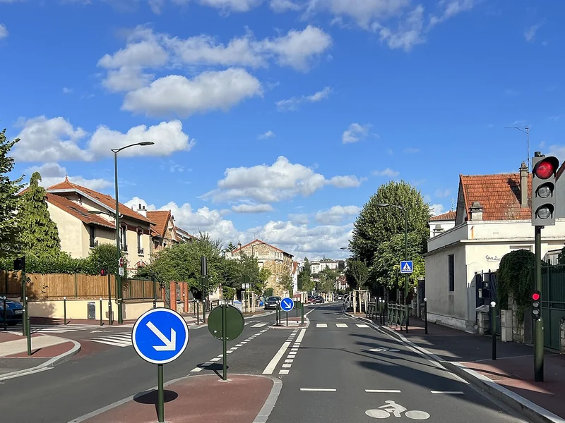 Pavillons à toits de tuiles rue de la Bièvre à Bourg-la-Reine