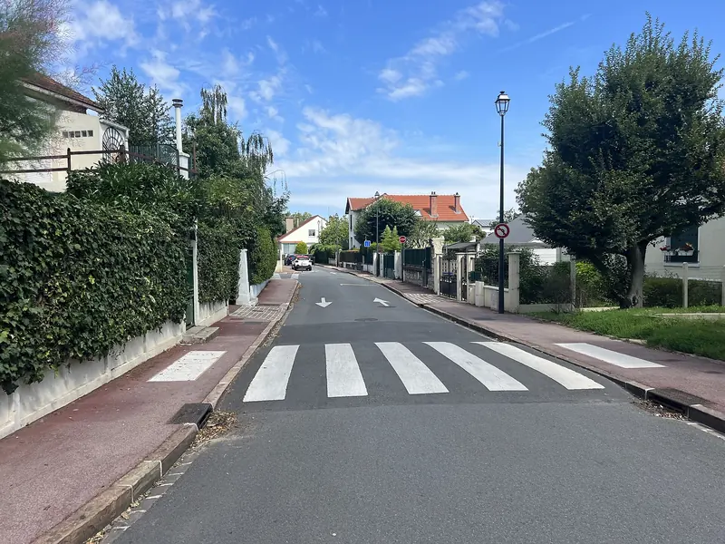 Rue calme bordée de pavillons et de haies à Fontenay-aux-Roses