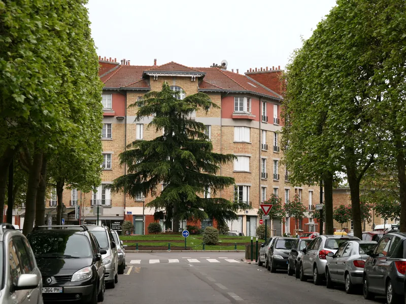Immeubles de brique de la cité-jardin de Suresnes encadrés par des arbres