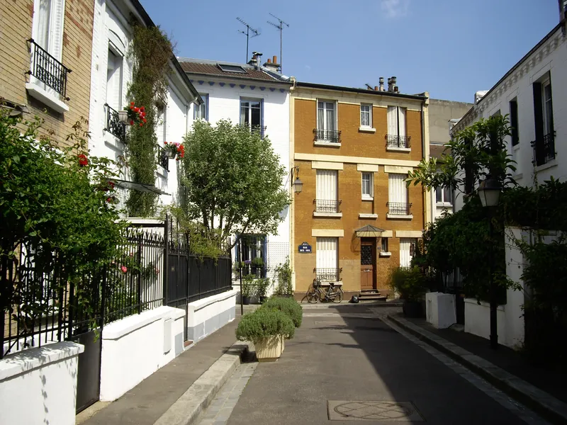Maisons de ville et jardinets rue des Volubilis, dans la Cité florale du 13e