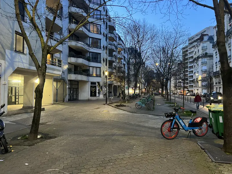 Immeubles à balcons autour d'une voie piétonne près de la rue Cambronne, dans le 15e