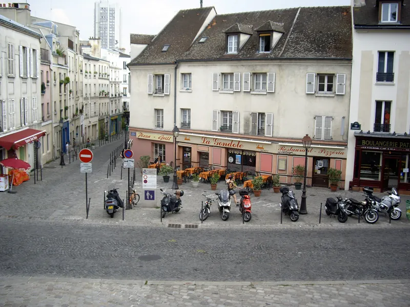Place Saint-Blaise pavée et ses maisons anciennes, dans le 20e