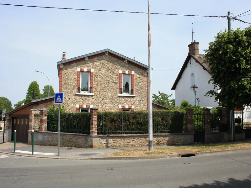Pavillon en meulière derrière sa haie, avenue d'Étampes à Dourdan