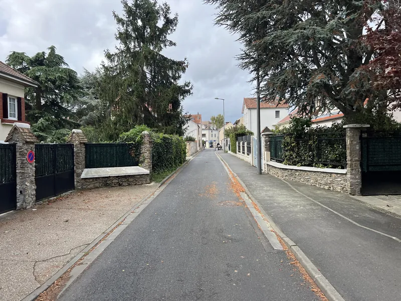Rue du Repos entre les grilles et les jardins des maisons à Draveil