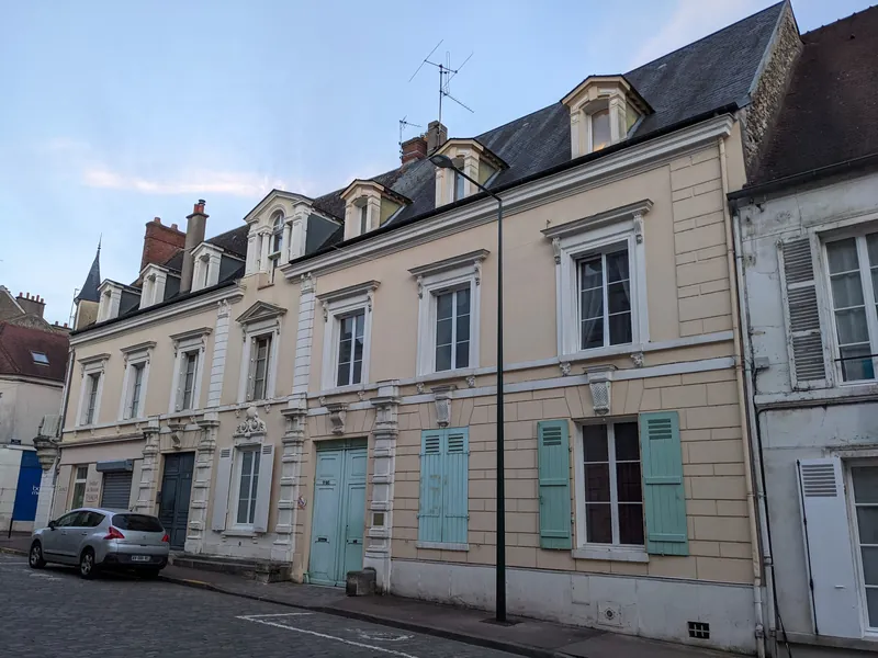 Maisons de ville aux volets verts, rue Saint-Antoine à Étampes
