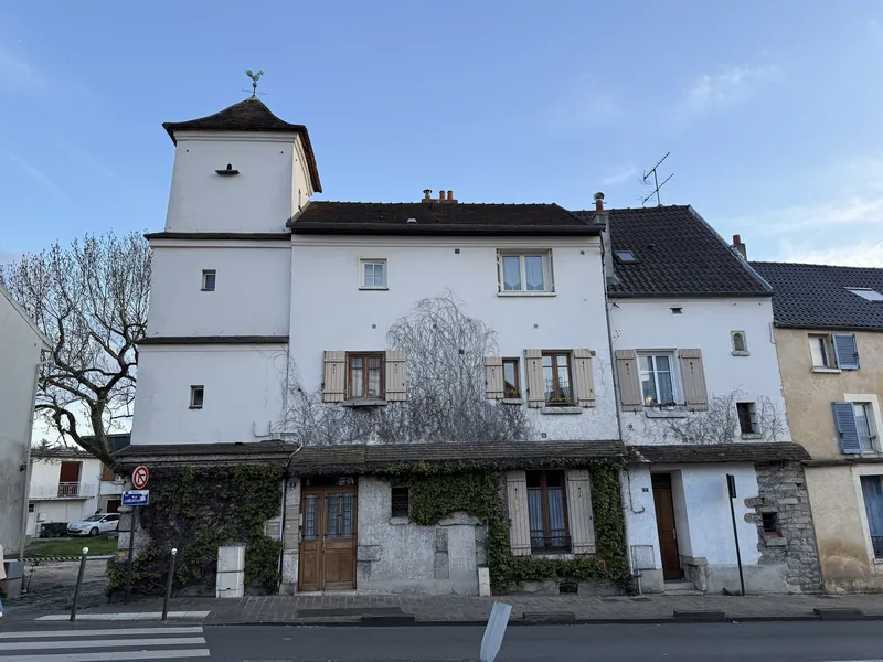 Maisons anciennes aux volets de bois, rue Jules-Ferry à Massy