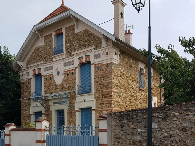 Maison en meulière aux volets bleus, rue du Docteur-Léon-Deglaire à Montgeron