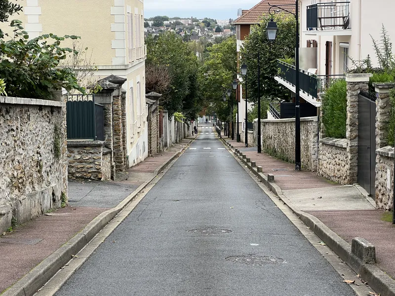 Rue Cambrelang en pente, entre les murs en meulière, à Yerres