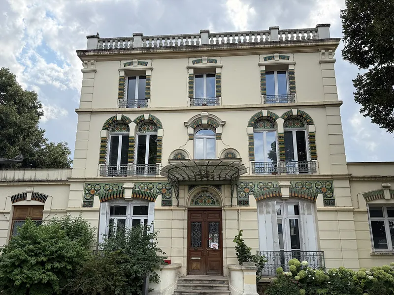Maison bourgeoise à décor de céramique rue Gambetta à Houilles