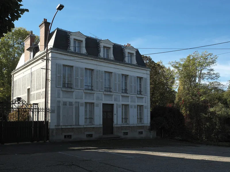 Grande maison à toit d'ardoise et volets clairs, villa Saint-Louis à Poissy