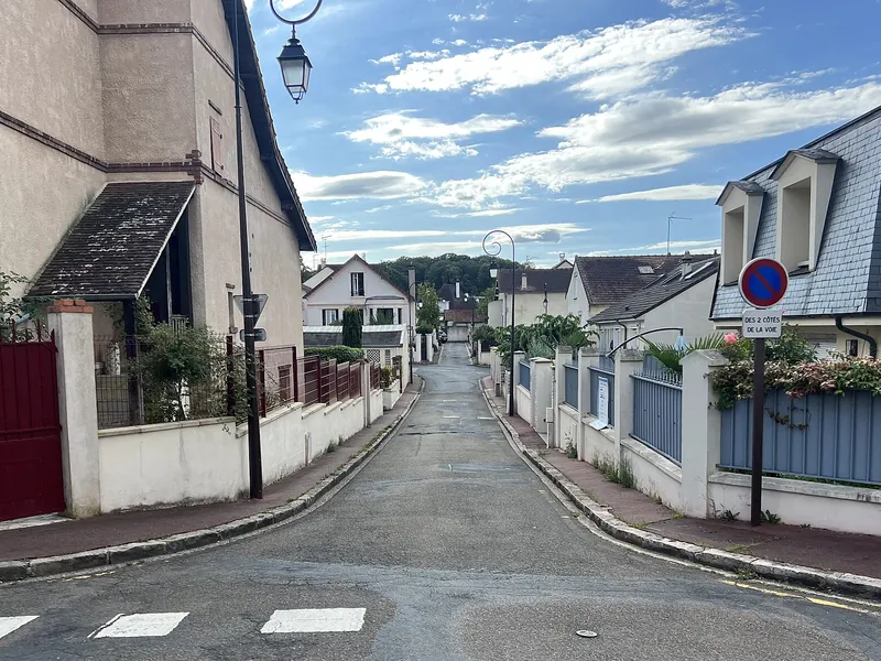 Pavillons à toits d'ardoise et de tuiles rue Denfert-Rochereau à Vélizy-Villacoublay