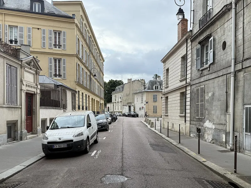 Maisons de ville en pierre claire le long de la rue Pétigny à Versailles