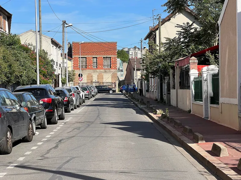 Maisons de ville et petit immeuble de brique, rue Lamartine à Aubervilliers