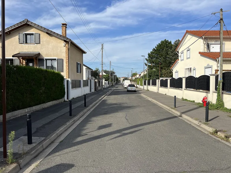 Pavillons à toits de tuiles le long d'une rue calme d'Aulnay-sous-Bois