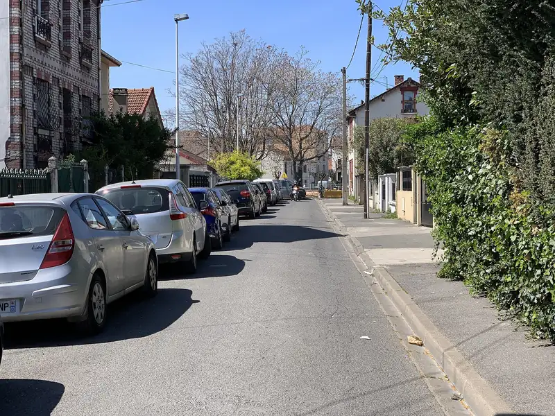 Rue de maisons de ville et de haies à Bobigny