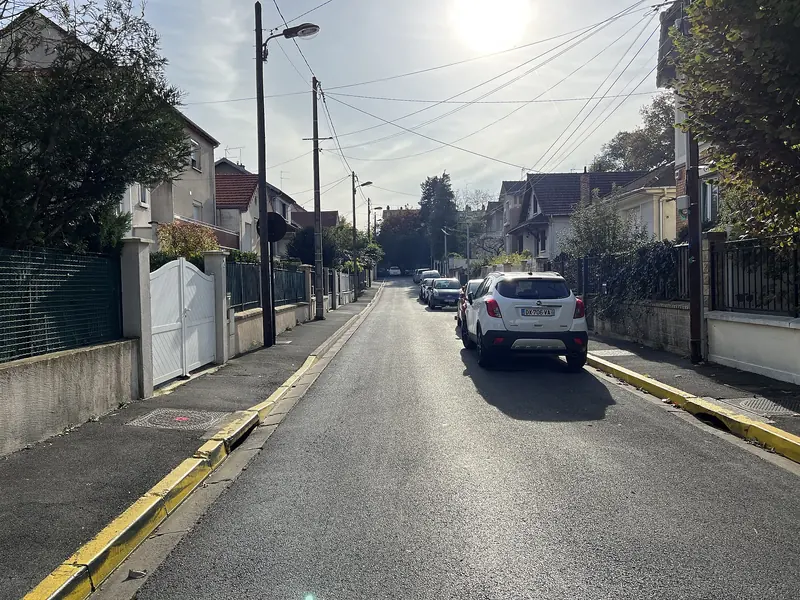 Rue de pavillons derrière leurs grilles à Livry-Gargan