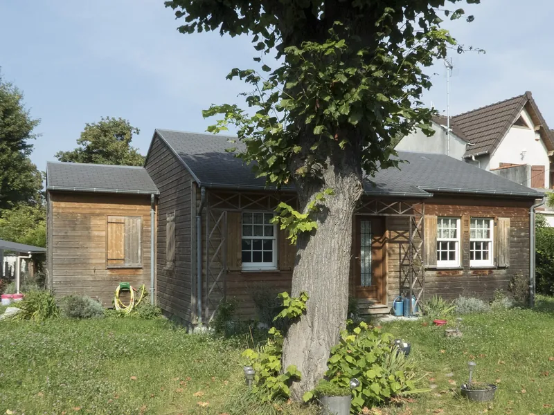 Maison en bois de plain-pied dans son jardin, cité expérimentale de Merlan à Noisy-le-Sec
