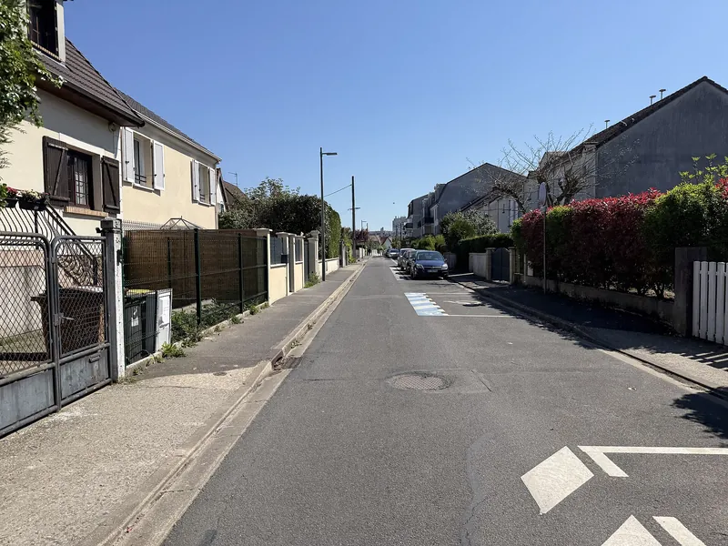 Rue de pavillons bordée de haies à Noisy-le-Grand