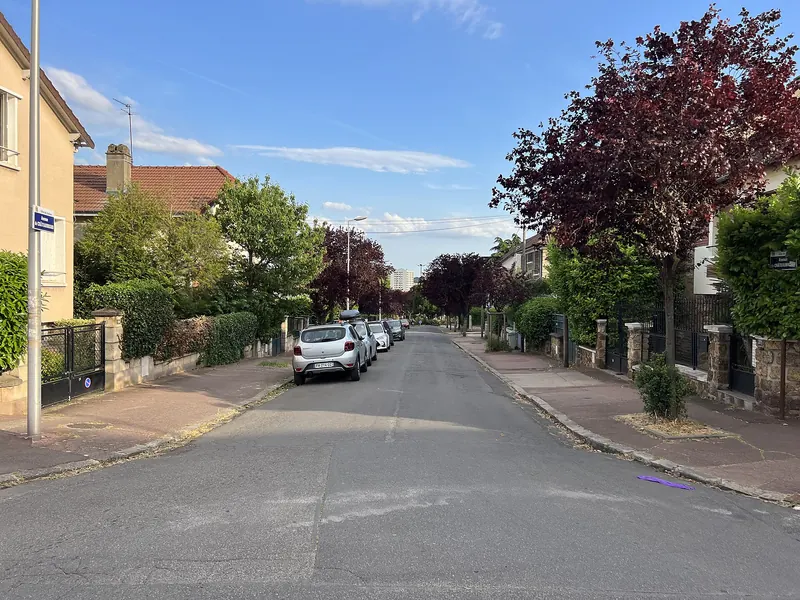 Avenue de Chateaubriand à Cachan, bordée de pavillons et d'arbres
