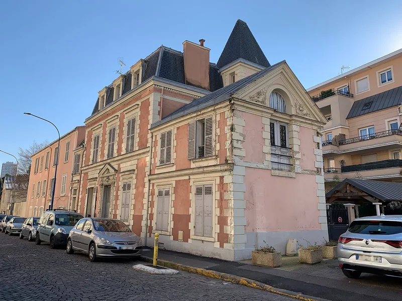 Maison rose à chaînages de brique, rue de l'Insurrection-Parisienne à Choisy-le-Roi