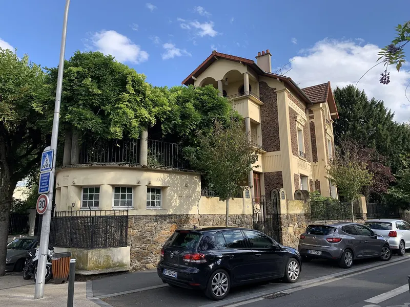 Villa à balcons sur un soubassement de meulière, rue de la Gaîté au Perreux-sur-Marne