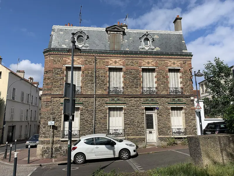Maison en pierre meulière au toit d'ardoise, rue Jean-Douat à Fontenay-sous-Bois