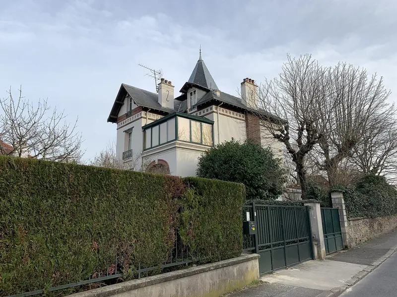 Maison à tourelle derrière une haie, avenue de la Marne à Créteil