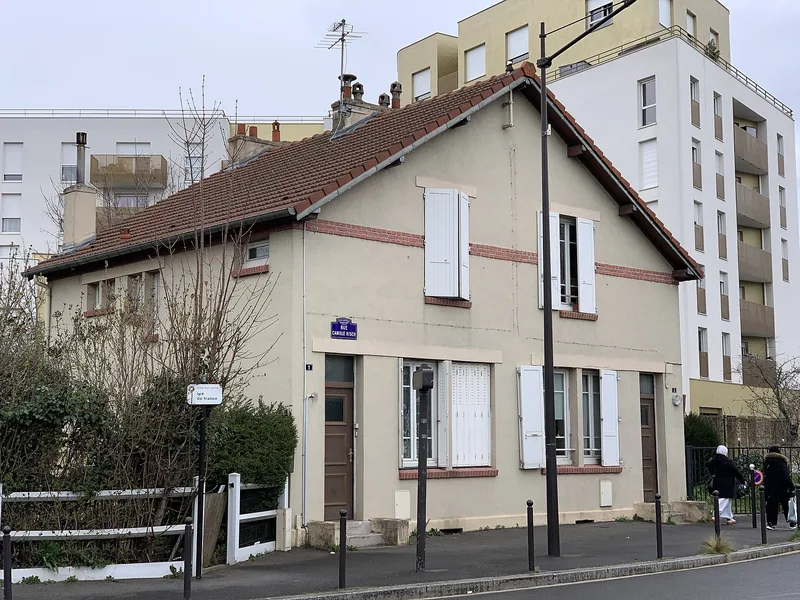 Maison à volets blancs au pied d'immeubles récents, rue Camille-Risch à Vitry-sur-Seine