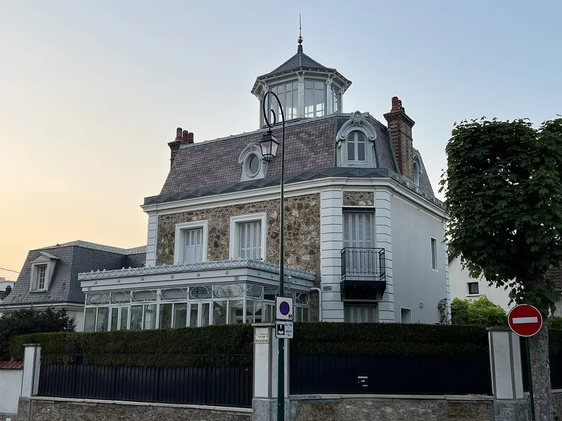 Grande maison à lanternon et véranda, rue Montaleau à Sucy-en-Brie