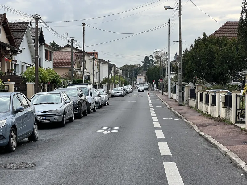 Avenue d'Eaubonne bordée de pavillons et de voitures garées